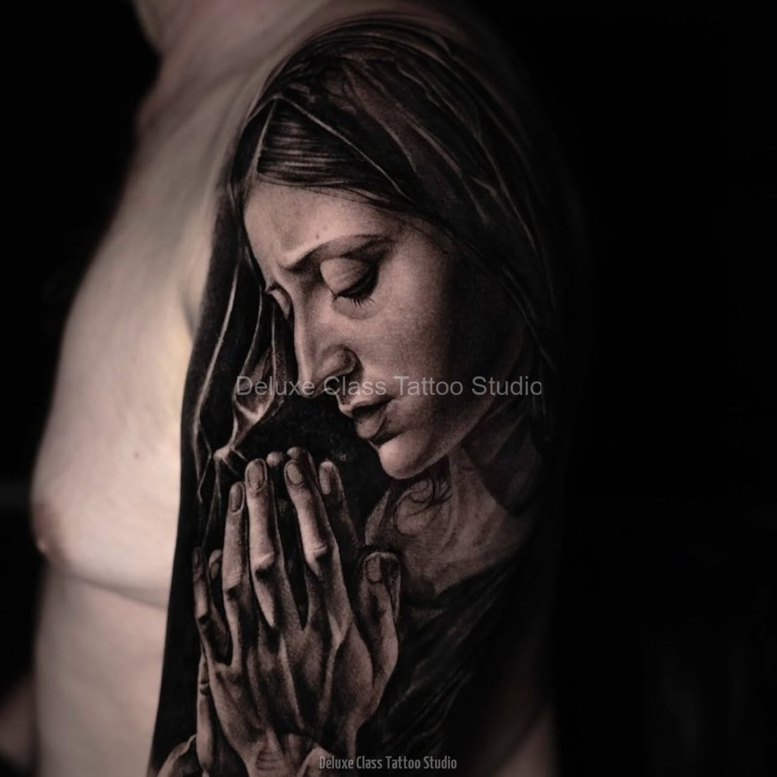 Black and Grey Tattoo betende Hände