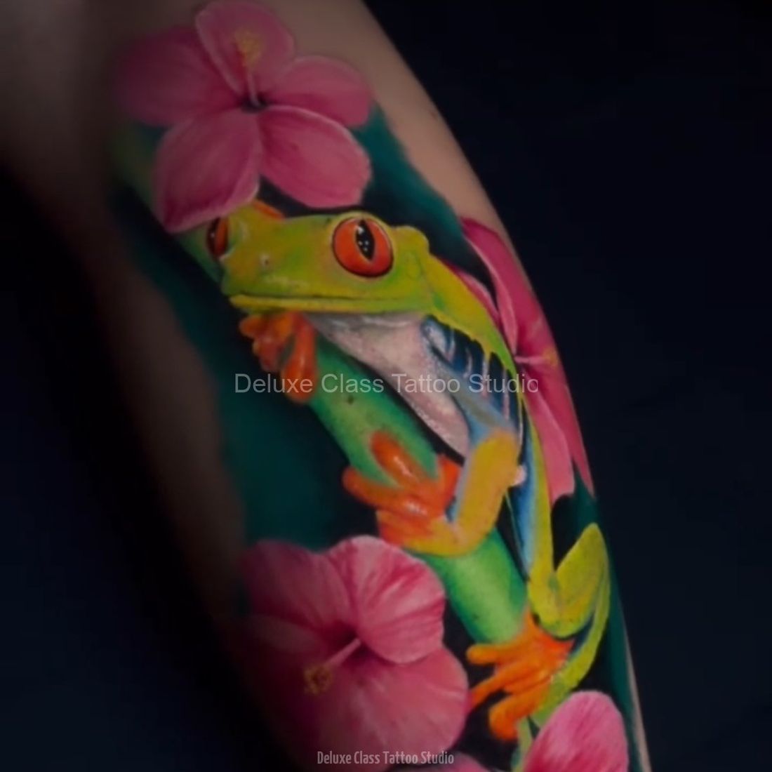 Farbiger Frosch mit Blüten