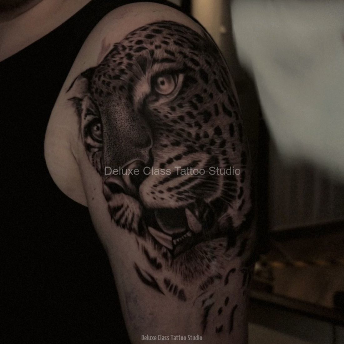 Leopard Tattoo am Oberarm